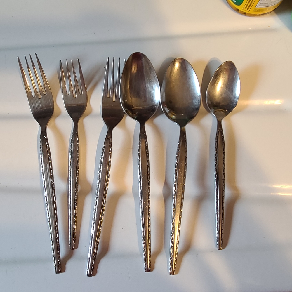 Sophisticated Silver Flatware Set with Textured Handles